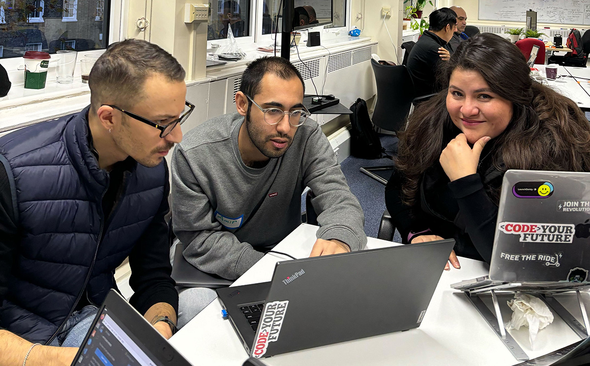 Amirreza (centre) debugging with trainees.